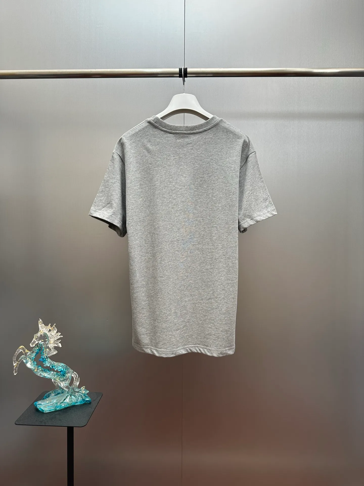 🔥P95💰LACOSTE/Crocodile Spring and Summer Classic Cotton T-shirt Four Seasons Versatile. Original factory customized 230g 100% cotton fabric, soft and skin-friendly, the fabric is solid and skin-friendly, and gently absorbs sweat. The threads are dyed in the same cylinder and there is no color difference. From the collar label to the wiring, the texture is exquisite. The CLASSIC FIT version is body-friendly, and the heavyweight pure cotton made in Peru is skin-friendly and stiff. The small crocodile embroidery is low-key and recognizable, and the embroidered labels are full of color. All brands are custom-made with molds. The details and textures are neat and shiny, and they are definitely not market currency. Original packaging bags, tags, wash marks, and post-label serial numbers are presented. The final item to start the new year, no matter whether worn alone or layered, it is a must-have item for every boy and girl's wardrobe. Color: Black, White, Navy Blue, Gray Size: S M L XL